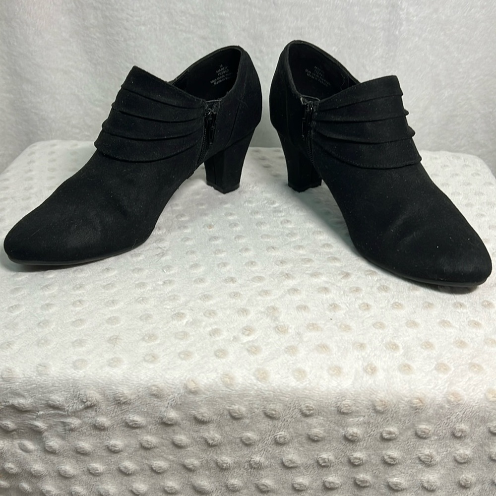 X-Appeal Size 10 Shoes Black Heels with Ruched Detail and Side Zipper
